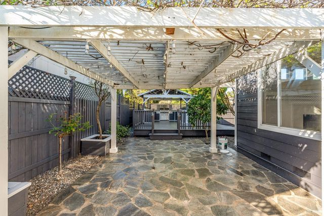 8843 Oakfield Ln, Windsor, CA 95492