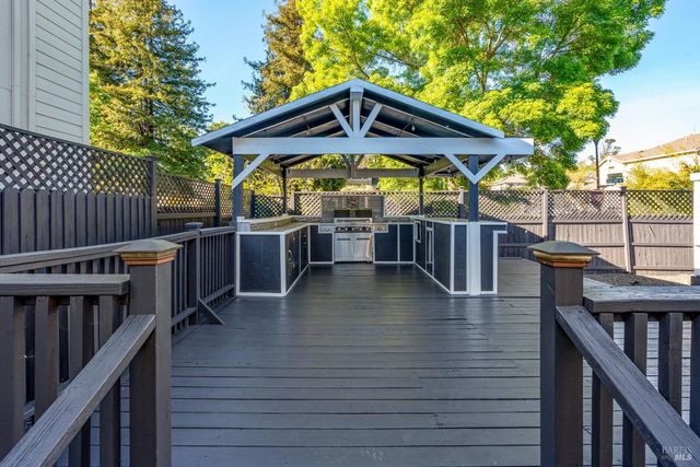 8843 Oakfield Ln, Windsor, CA 95492