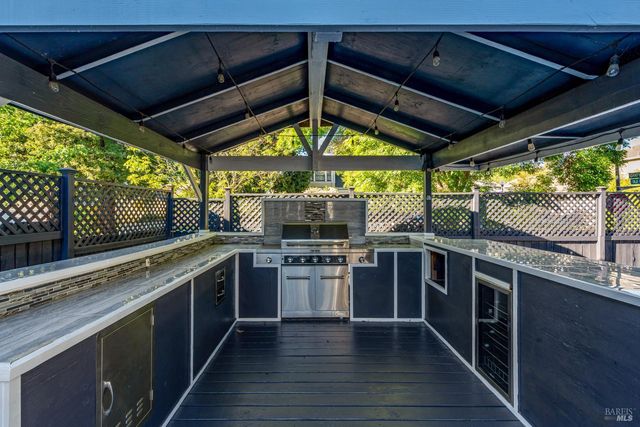 8843 Oakfield Ln, Windsor, CA 95492