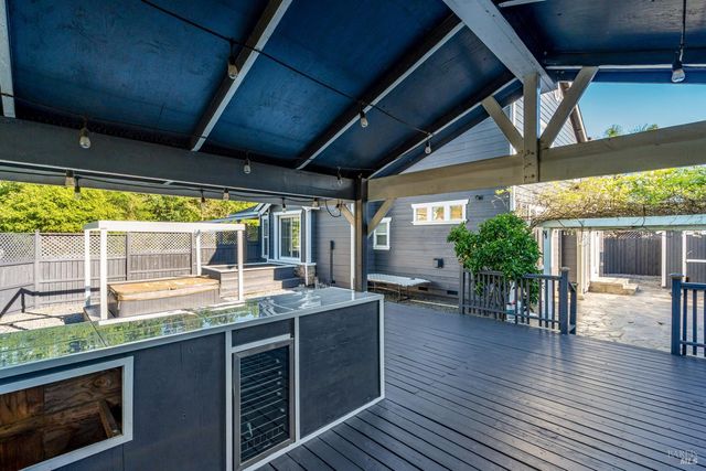 8843 Oakfield Ln, Windsor, CA 95492