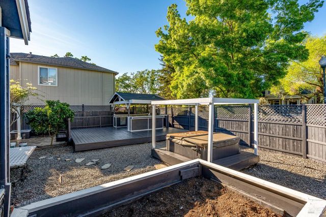 8843 Oakfield Ln, Windsor, CA 95492