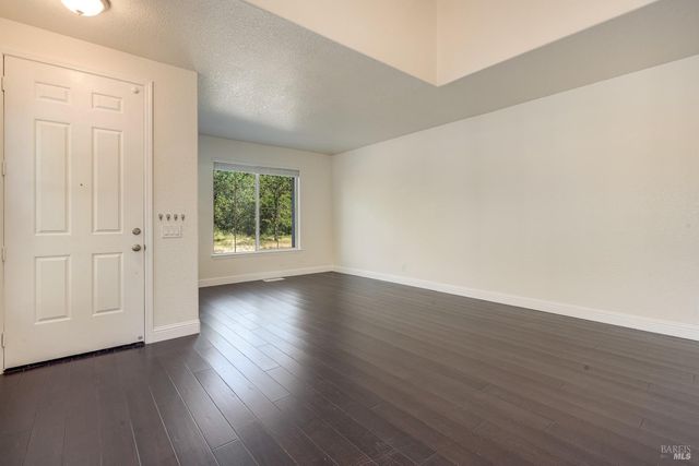 8843 Oakfield Ln, Windsor, CA 95492