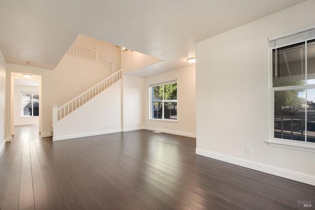 8843 Oakfield Ln, Windsor, CA 95492