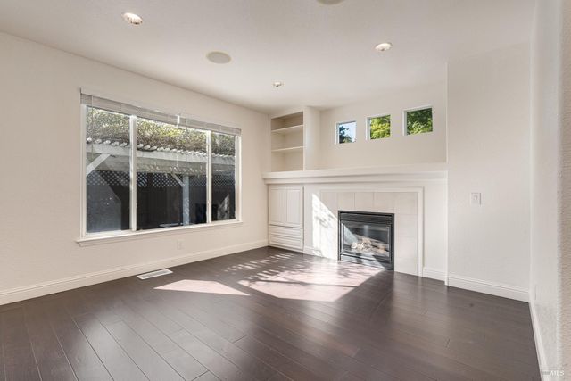 8843 Oakfield Ln, Windsor, CA 95492