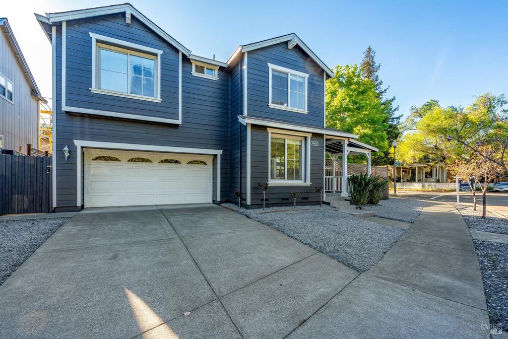 8843 Oakfield Ln, Windsor, CA 95492