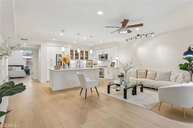 617 Rockefeller, Irvine, CA 92612