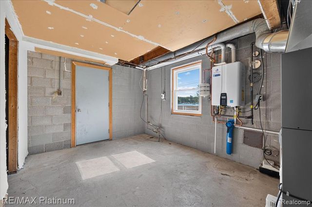 618 Chicago Drive, Howell, MI 48843