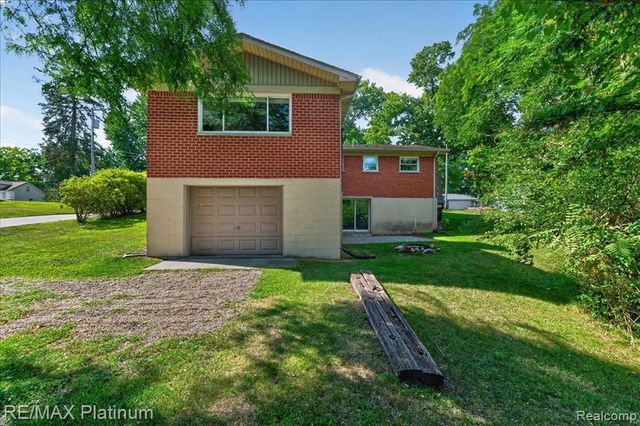 618 Chicago Drive, Howell, MI 48843