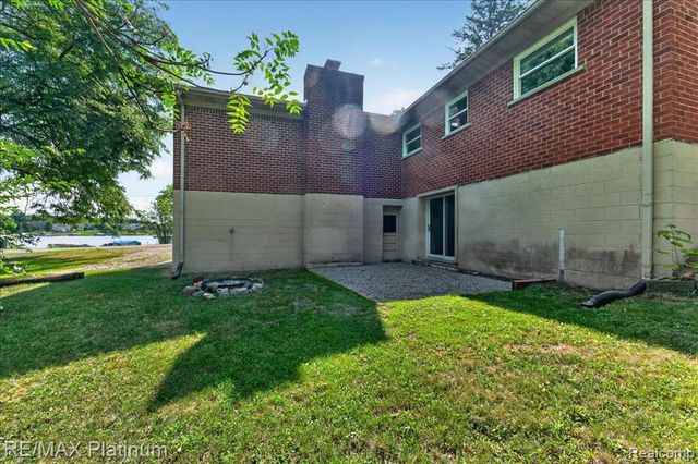 618 Chicago Drive, Howell, MI 48843