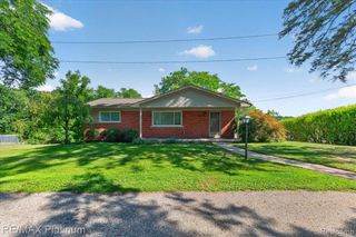 618 Chicago Drive, Howell, MI 48843