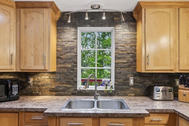 48 Westview Rd, Worcester, MA 01602