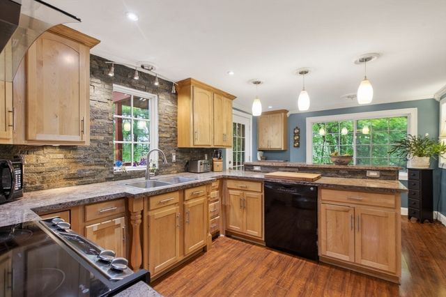 48 Westview Rd, Worcester, MA 01602