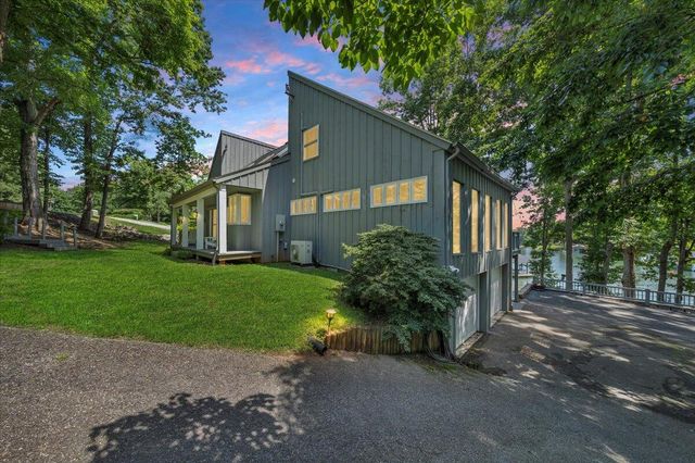 428 Anchor DR, Moneta, VA 24121