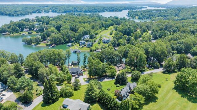 428 Anchor DR, Moneta, VA 24121