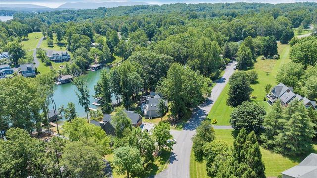 428 Anchor DR, Moneta, VA 24121