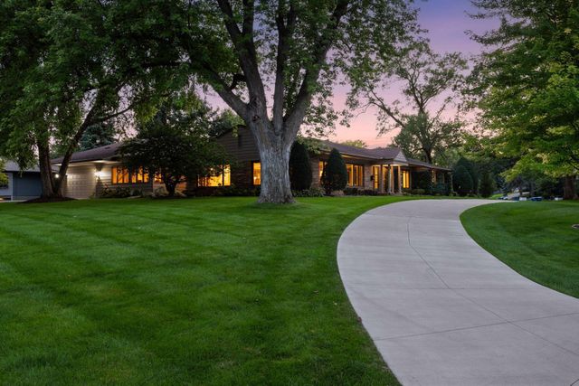 4801 Woodhill Way, Edina, MN 55424