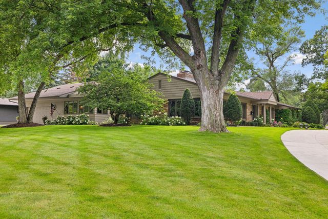 4801 Woodhill Way, Edina, MN 55424