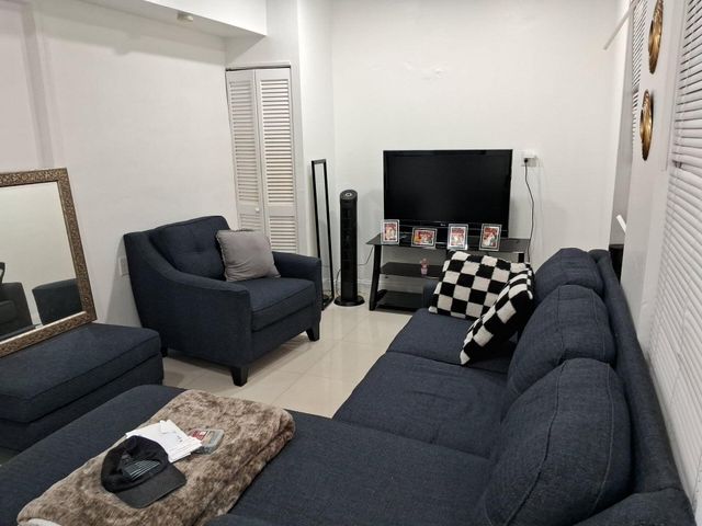 710 Columbus Parkway Fr, Hollywood, FL 33021