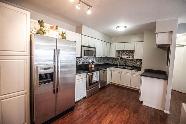 4915 W Colonial COURT, Greenfield, WI 53220