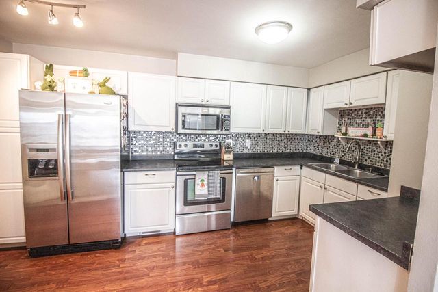 4915 W Colonial COURT, Greenfield, WI 53220