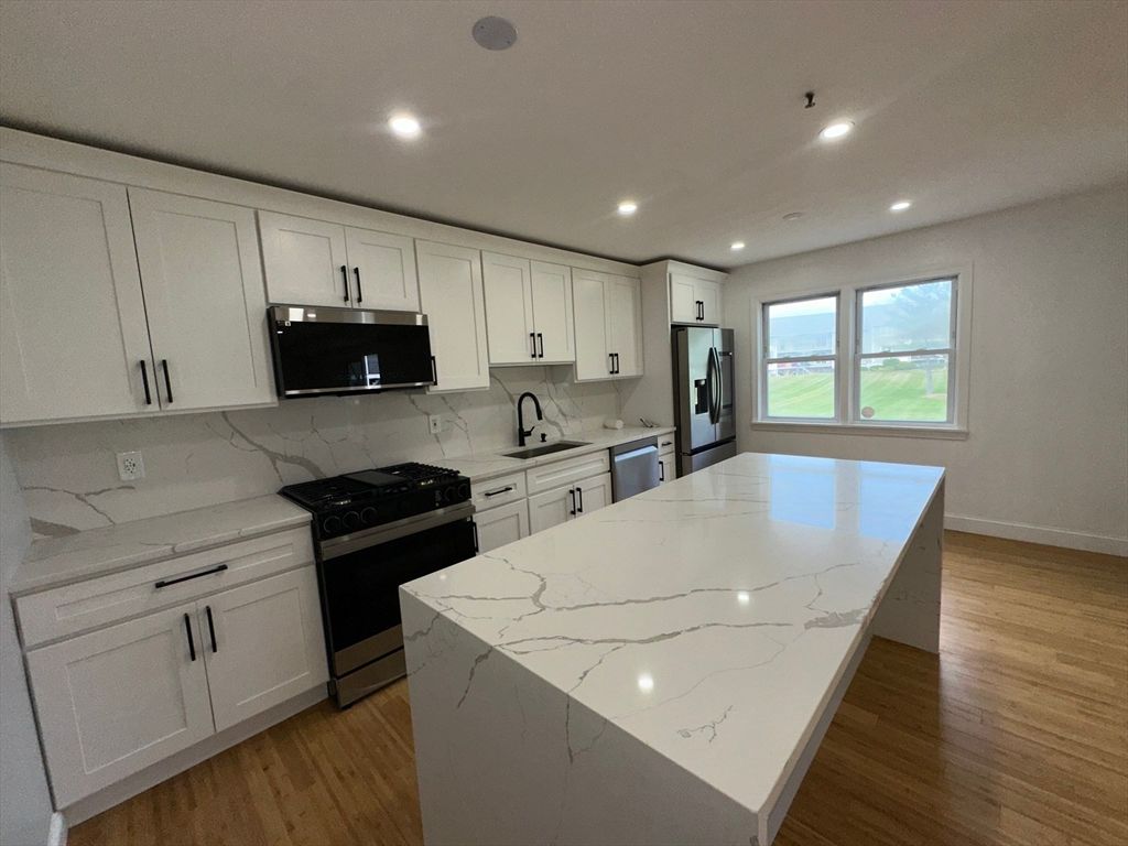 94 Tennis Plaza Rd 17, Dracut, MA 01826