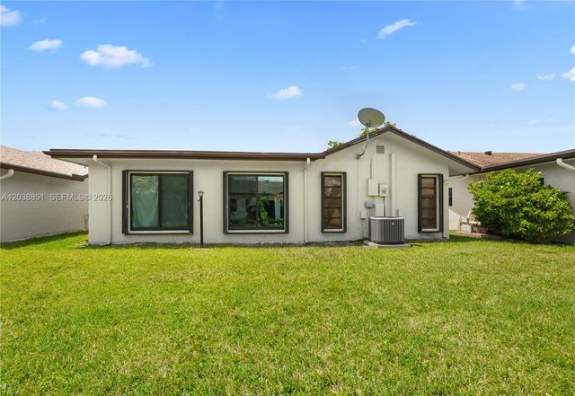 2065 SW 17th Dr, Deerfield Beach, FL 33442