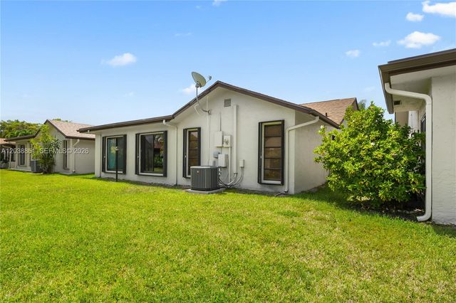 2065 SW 17th Dr, Deerfield Beach, FL 33442