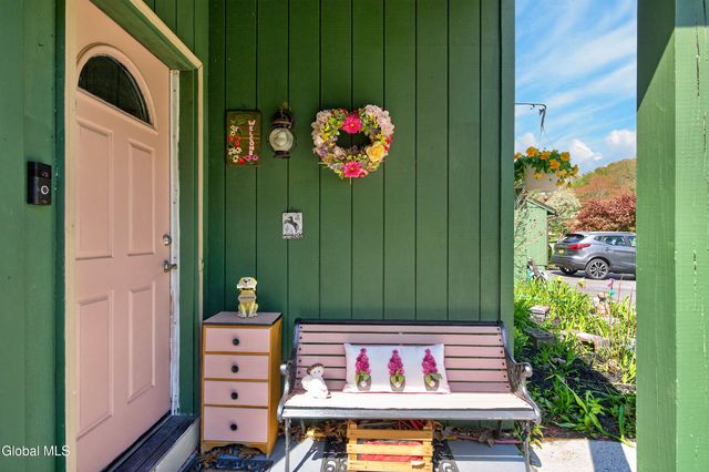 28 Thimbleberry Road, Malta, NY 12020
