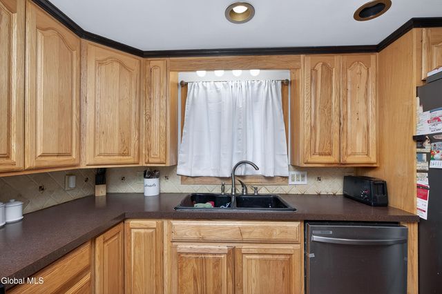 28 Thimbleberry Road, Malta, NY 12020