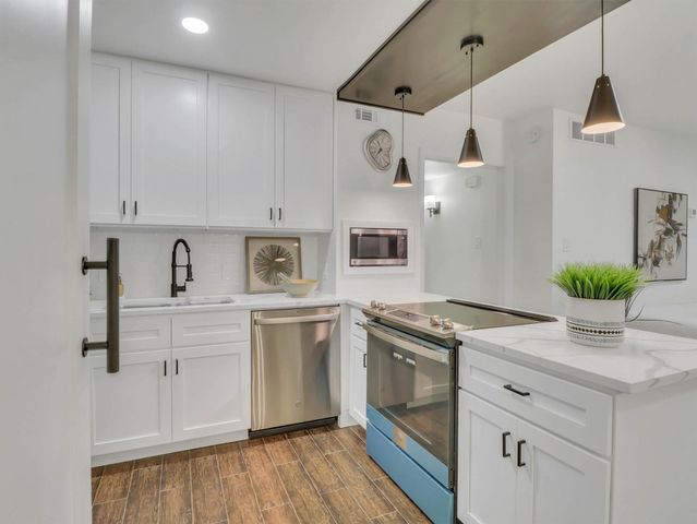 3401 Timmons Lane 27, Houston, TX 77027