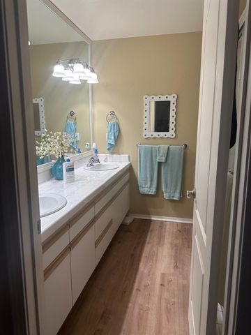 947 E Foxhill, Fresno, CA 93720