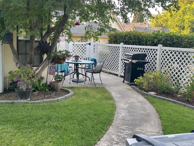 947 E Foxhill, Fresno, CA 93720