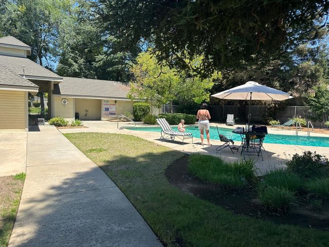 947 E Foxhill, Fresno, CA 93720