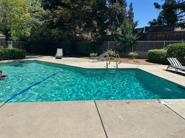 947 E Foxhill, Fresno, CA 93720