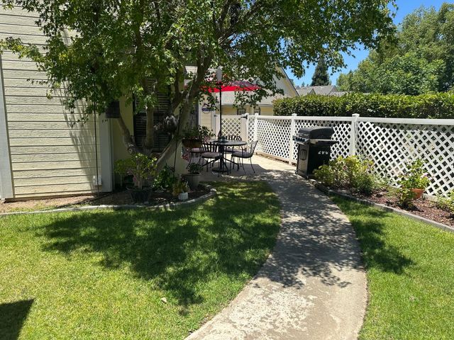 947 E Foxhill, Fresno, CA 93720