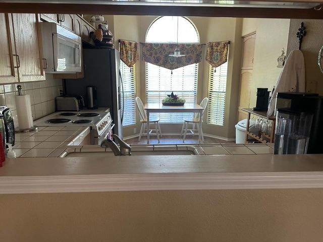 947 E Foxhill, Fresno, CA 93720