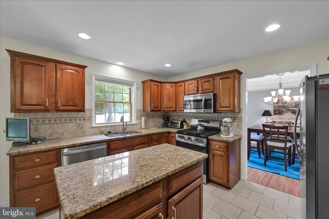 13 TALL OAKS DR, Pottsville, PA 17901