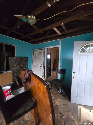 520 S San Bernardo, San Antonio, TX 78237