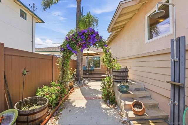 3634 Crown Point Dr, San Diego, CA 92109