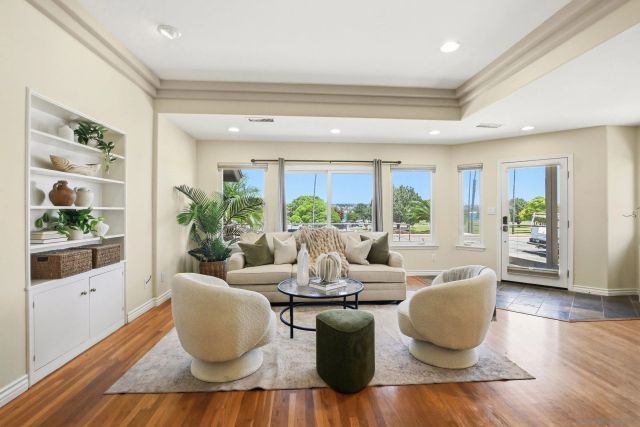 3634 Crown Point Dr, San Diego, CA 92109