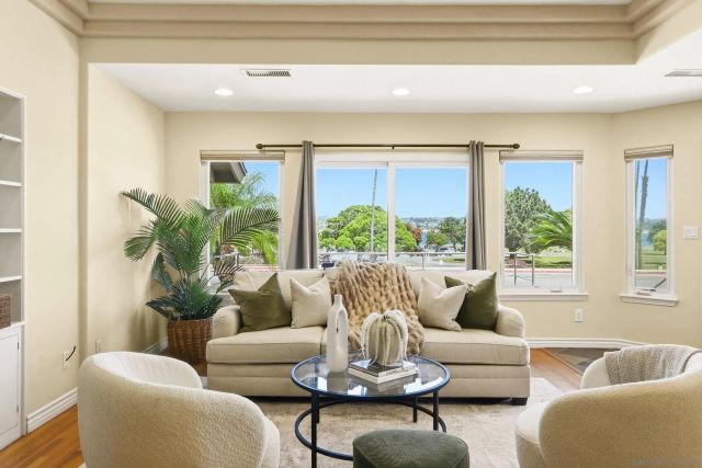 3634 Crown Point Dr, San Diego, CA 92109