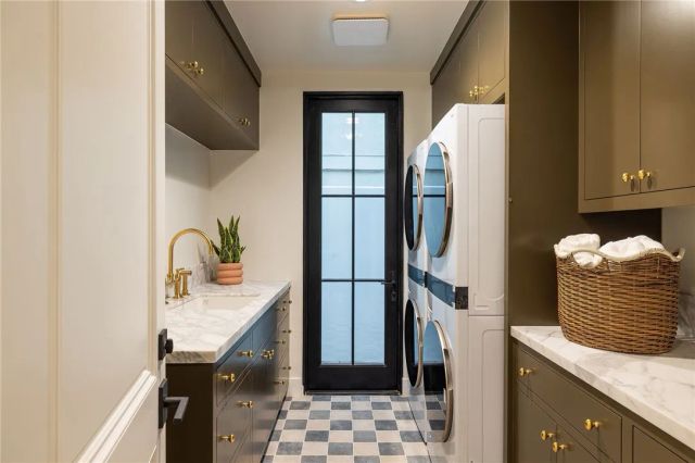 208 Via Palermo, Newport Beach, CA 92663