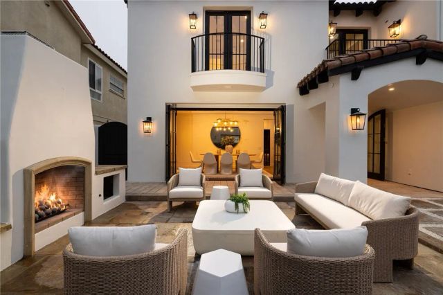 208 Via Palermo, Newport Beach, CA 92663