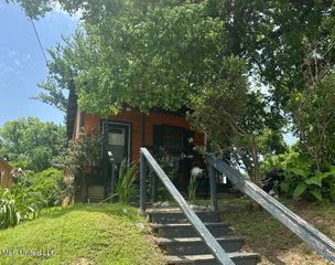 1002 Howard Street, Vicksburg, MS 39183