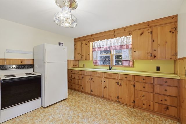 85 Bunker Hill Ave, Lowell, MA 01850