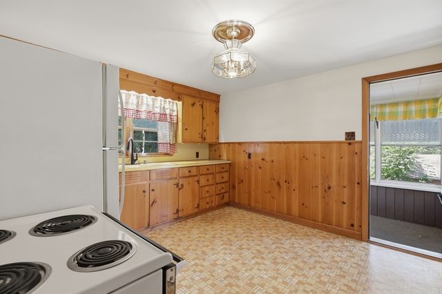 85 Bunker Hill Ave, Lowell, MA 01850