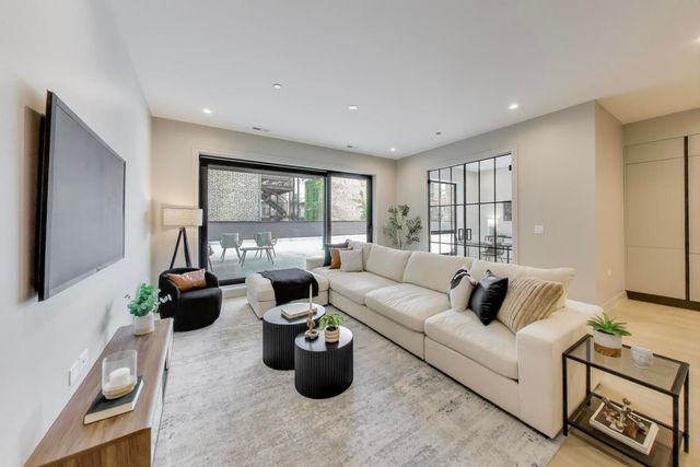 613 N Ogden Avenue 2E, Chicago, IL 60642