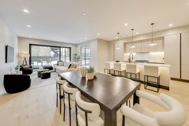 613 N Ogden Avenue 2E, Chicago, IL 60642