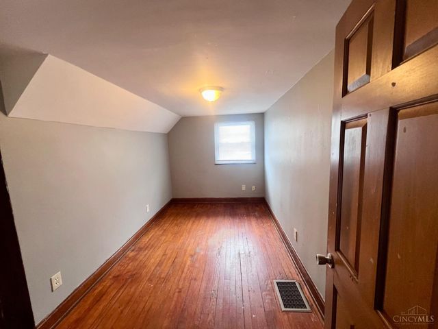 3162 Sunshine Avenue, Cincinnati, OH 45211