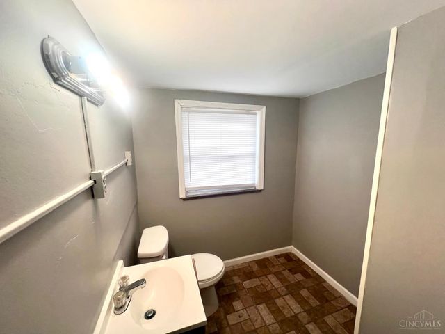 3162 Sunshine Avenue, Cincinnati, OH 45211